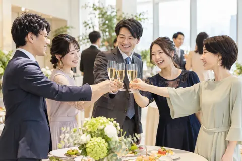 乾杯をするパーティーの参加者たち（結婚相談所・婚活の写真 No.21）