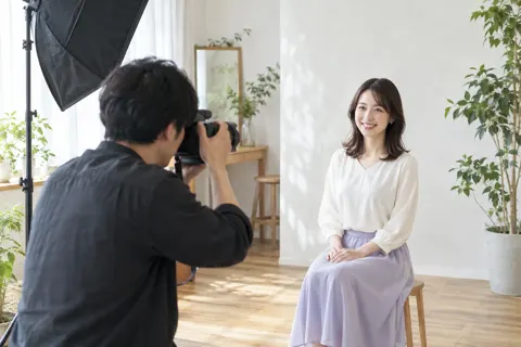 プロフィール用の写真を撮ってもらう会員（結婚相談所・婚活の写真 No.23）