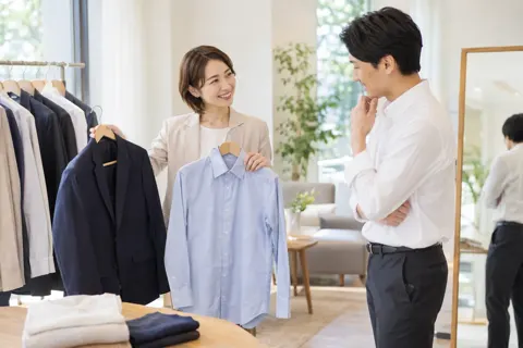 服の選び方をアドバイスするスタッフと会員（結婚相談所・婚活の写真 No.24）
