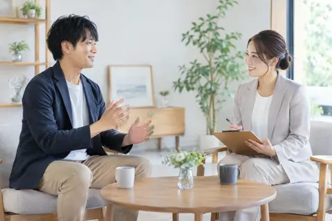 会話の練習をする会員とカウンセラー（結婚相談所・婚活の写真 No.25）