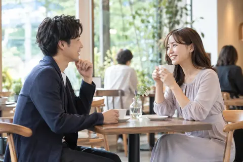カフェで初めてのデートをする二人（結婚相談所・婚活の写真 No.26）
