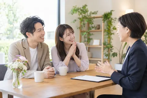 成婚の報告に来た二人とカウンセラー（結婚相談所・婚活の写真 No.28）
