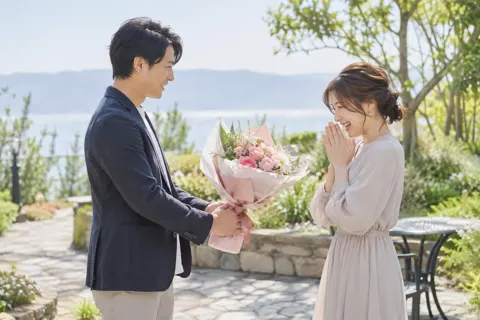 花束を受け取って喜ぶ二人（結婚相談所・婚活の写真 No.29）