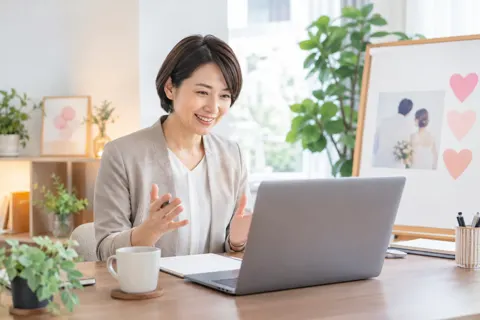 オンラインで相談を受けるカウンセラー（結婚相談所・婚活の写真 No.32）