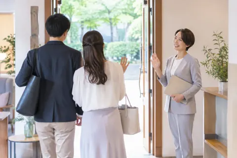 相談のあとで笑顔で見送るカウンセラー（結婚相談所・婚活の写真 No.35）