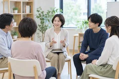 グループで話し合う参加者たちとカウンセラー（カウンセリング（心理相談）の写真 No.40）