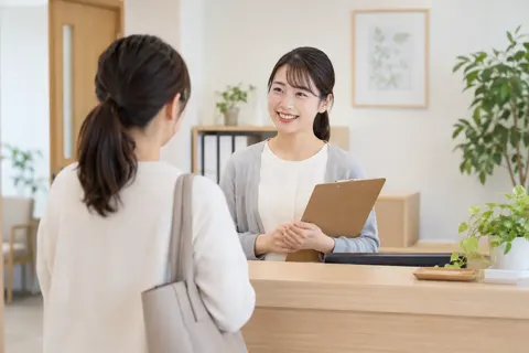 受付で相談に来た人をむかえるスタッフ（カウンセリング（心理相談）の写真 No.43）