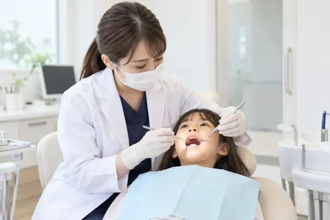 子どもの歯を見る歯科医師（歯科の写真 No.32）