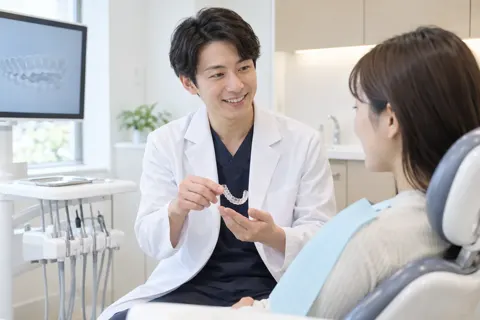 マウスピースをわたして説明する歯科医師（歯科の写真 No.36）