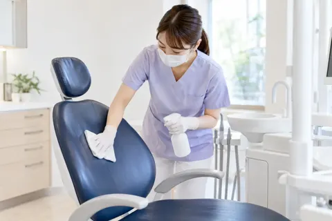 治療のいすをふいて消毒するスタッフ（歯科の写真 No.40）