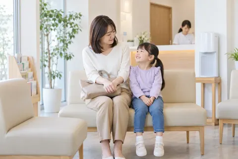 待合で順番を待つ親子（歯科の写真 No.45）