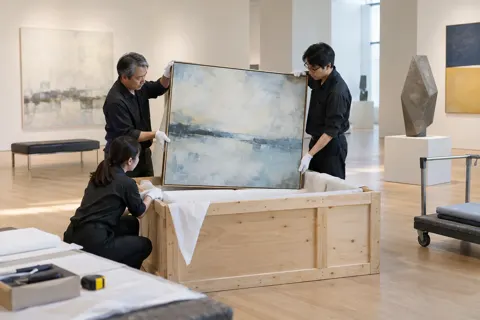 作品を木の箱から出すスタッフたち（美術館・ギャラリー・展示の写真 No.34）