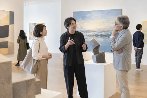 ギャラリーで作家と話すお客様（美術館・ギャラリー・展示の写真 No.35）