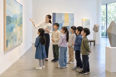 学校の見学で作品を見る子どもたちと先生（美術館・ギャラリー・展示の写真 No.40）