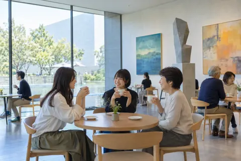 美術館のカフェでお茶を飲む来館者（美術館・ギャラリー・展示の写真 No.42）