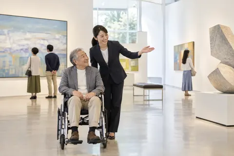 車いすの来館者を案内するスタッフ（美術館・ギャラリー・展示の写真 No.46）