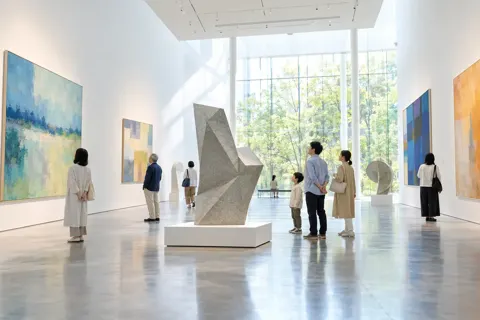 天井の高い展示室と来館者たち（美術館・ギャラリー・展示の写真 No.48）