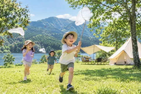 虫とりあみを持って走る子どもたち（キャンプ場・グランピングの写真 No.27）