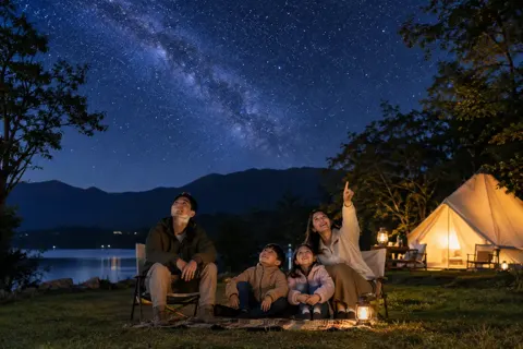 夜に星を見上げる家族（キャンプ場・グランピングの写真 No.28）