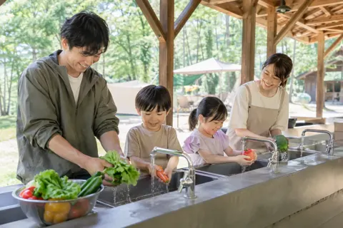 炊事場で野菜を洗う人たち（キャンプ場・グランピングの写真 No.31）