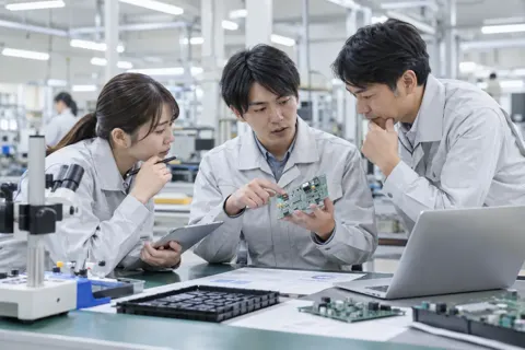 不良の原因を話し合う技術者たち（電子部品・電機の写真 No.67）