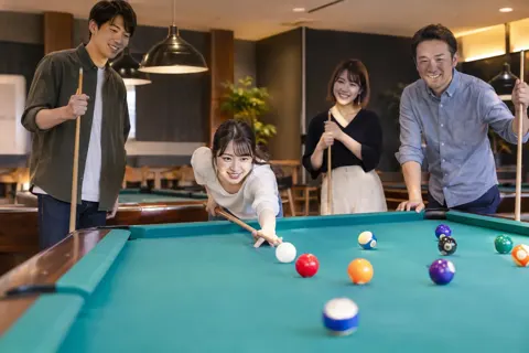 ビリヤードを楽しむ友だちどうし（ゲームセンター・ボウリング・ビリヤードの写真 No.19）
