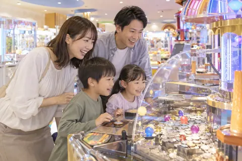 メダルゲームで遊ぶ家族（ゲームセンター・ボウリング・ビリヤードの写真 No.26）