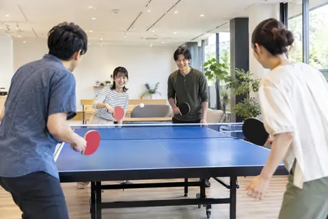 卓球を楽しむ友だちどうし（ゲームセンター・ボウリング・ビリヤードの写真 No.28）