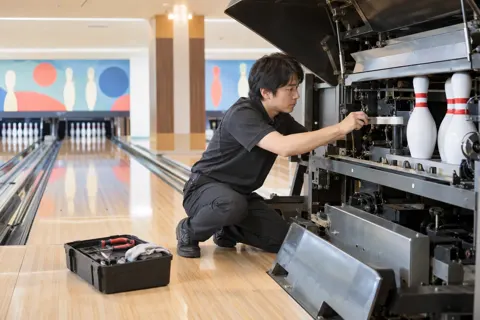 ボウリングの機械を点検するスタッフ（ゲームセンター・ボウリング・ビリヤードの写真 No.32）
