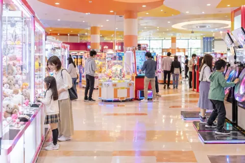 ゲーム機がならぶ明るい店の中の全体（ゲームセンター・ボウリング・ビリヤードの写真 No.36）