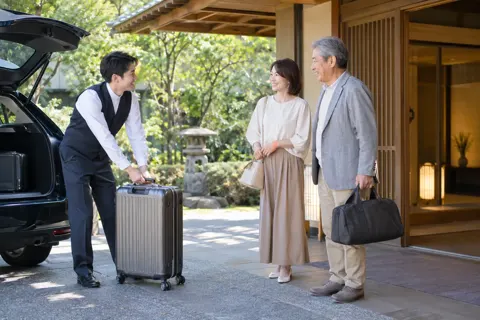 荷物を運ぶスタッフとお客様（ホテル・旅館の写真 No.27）