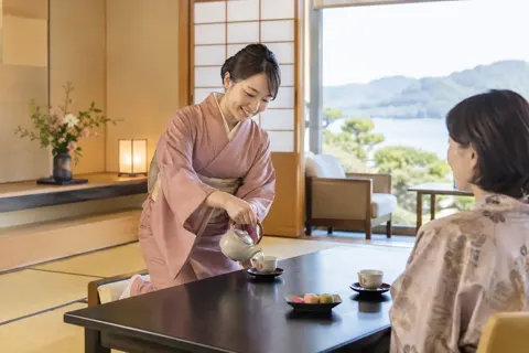 部屋でお茶をいれる仲居さん（ホテル・旅館の写真 No.29）