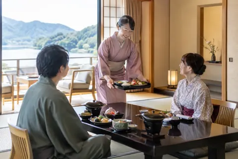 部屋に料理を運ぶ仲居さん（ホテル・旅館の写真 No.30）