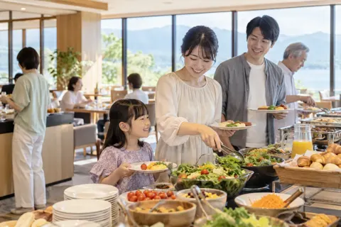 朝食のビュッフェで料理を取るお客様（ホテル・旅館の写真 No.35）