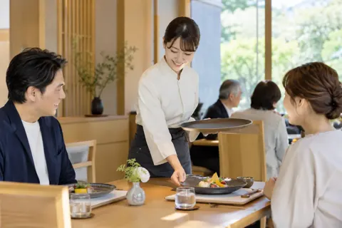 レストランで料理を出すスタッフ（ホテル・旅館の写真 No.36）