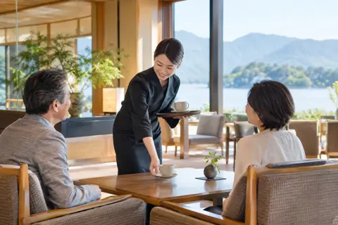 ラウンジでコーヒーを出すスタッフ（ホテル・旅館の写真 No.39）