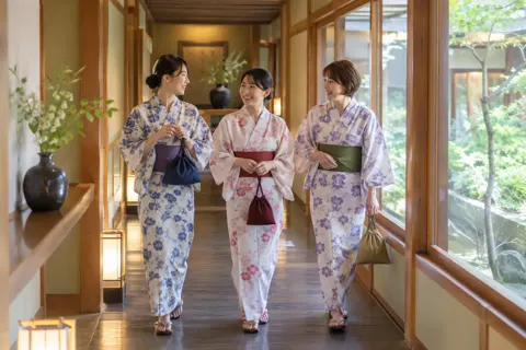 浴衣で廊下を歩く友だちどうし（ホテル・旅館の写真 No.40）