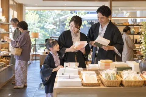 売店でおみやげを選ぶ宿泊のお客様（ホテル・旅館の写真 No.42）