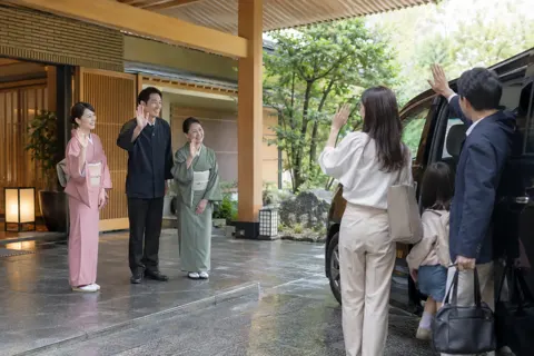 玄関でお客様を見送るスタッフたち（ホテル・旅館の写真 No.45）