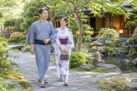 庭を散歩する浴衣の夫婦（ホテル・旅館の写真 No.47）