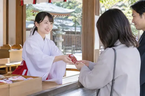 お守りを渡す巫女（神社・寺院・教会の写真 No.27）