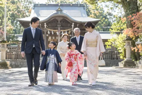 七五三のお参りに来た着物の子どもと家族（神社・寺院・教会の写真 No.29）