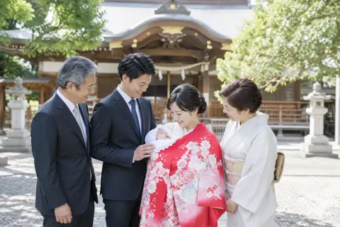 お宮参りで赤ちゃんを抱く家族（神社・寺院・教会の写真 No.30）