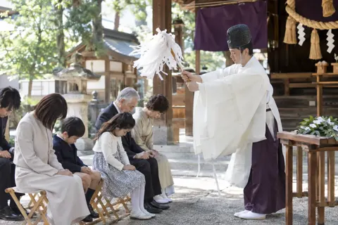 おはらいを受ける人たちと神職（神社・寺院・教会の写真 No.31）