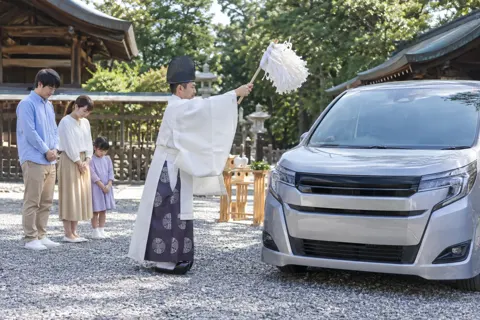 車のおはらいをする神職（神社・寺院・教会の写真 No.32）