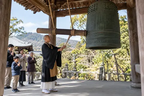 鐘をつくお坊さん（神社・寺院・教会の写真 No.42）