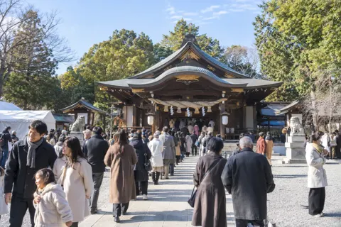 初もうでの人でにぎわう境内（神社・寺院・教会の写真 No.48）