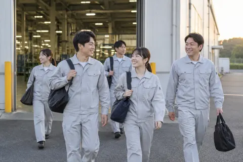 仕事を終えて工場を出るスタッフたち（人材・派遣・アウトソーシングの写真 No.44）