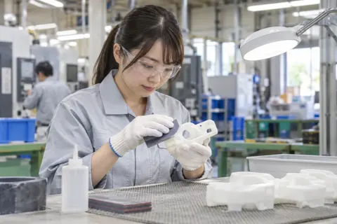 樹脂の部品をみがく作業員（樹脂・プラスチック加工の写真 No.48）