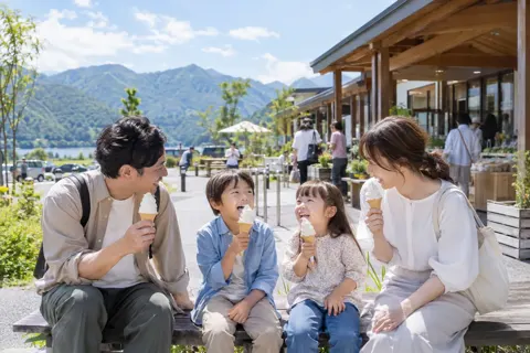 道の駅でソフトクリームを食べる家族（観光・体験・道の駅の写真 No.38）